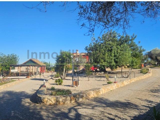 Casa en venta en Cálig. Finca y villa con Impresionantes Vistas al Mar y a la Montaña Elegancia, Privacidad y Confort Absoluto. Casas.