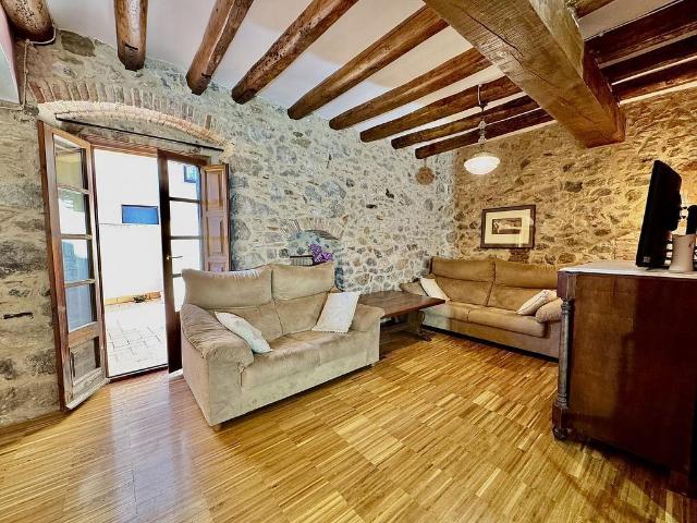 Casa en venta en calle Major, Torroella de Montgrí, de 190 m² 6 habitaciones por 500.000