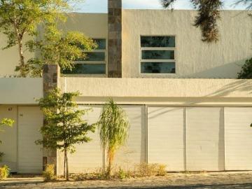 Casa en Venta en calle cerrada a pasos del Metropolitano, 4 recámaras