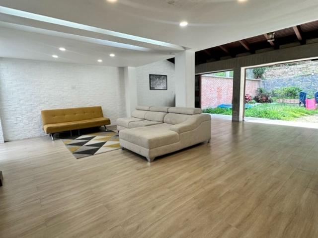 Vendo casa en calle cerrada 309m2 Lomas de Prados del Este 9015