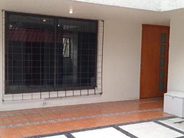 Casa en Venta en Calle Cerrada, Ubicación Privilegiada en Acoxpa