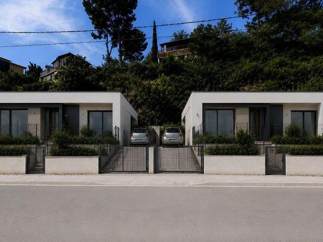 Casa en venta en calle Cogul, Rubí, de 526 m² 3 habitaciones por 286.150
