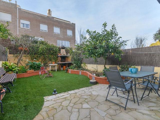 Casa en venta en calle De Mercè Rodoreda, Viladecans, de 151 m² 4 habitaciones por 564.000