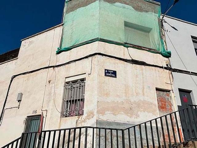 Casa en venta en calle De Monistrol, Terrassa, de 219 m² 1 habitación por 123.000