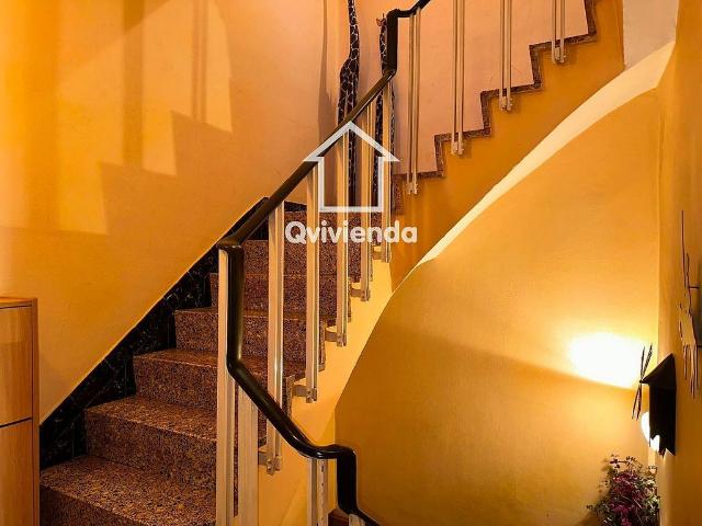 Casa en venta en calle De Batllevell, Sabadell, de 263 m² 4 habitaciones por 399.000 €