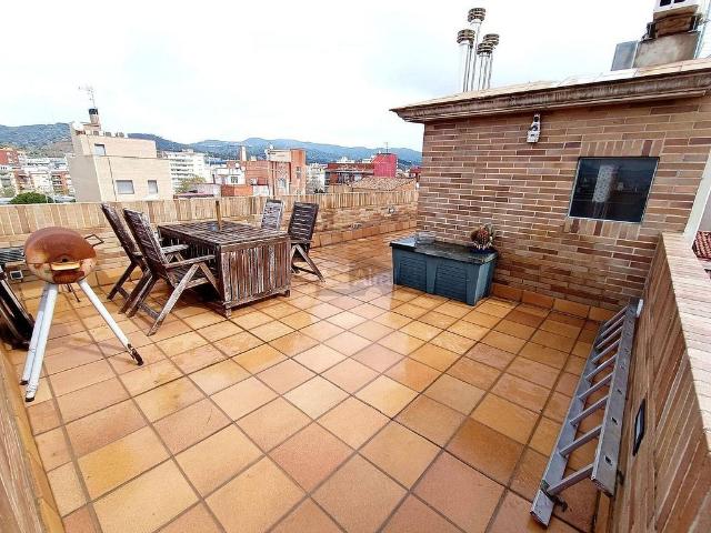 Casa en venta en calle De Camprodon, Badalona, de 239 m² 5 habitaciones por 443.000 €