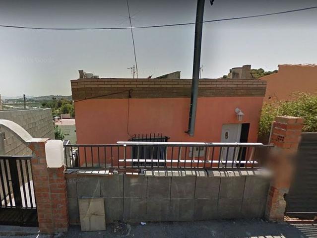 Casa en venta en calle De Can Santfeliu, Terrassa, de 316 m² 2 habitaciones por 259.000