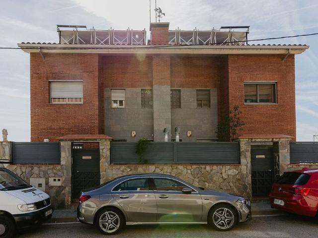 Chalet en venta en calle De Garcilaso de la Vega, Santa Coloma de Gramanet, de 228 m² 4 habitaciones por 675.000