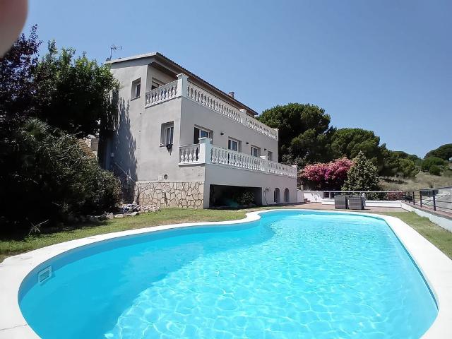 Casa en venta en calle De Josep Gallart i Parera, Calella, de 320 m² 4 habitaciones por 615.000