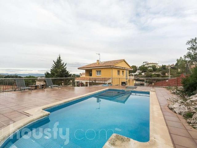 Casa en venta en calle De la Figuera, Olèrdola, de 265 m² 4 habitaciones por 335.000