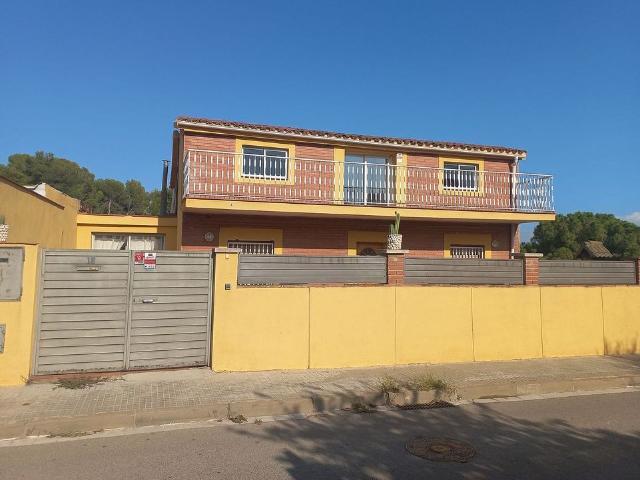 Casa en venta en calle De la Llacuna, Rubí, de 212 m² 5 habitaciones por 370.000
