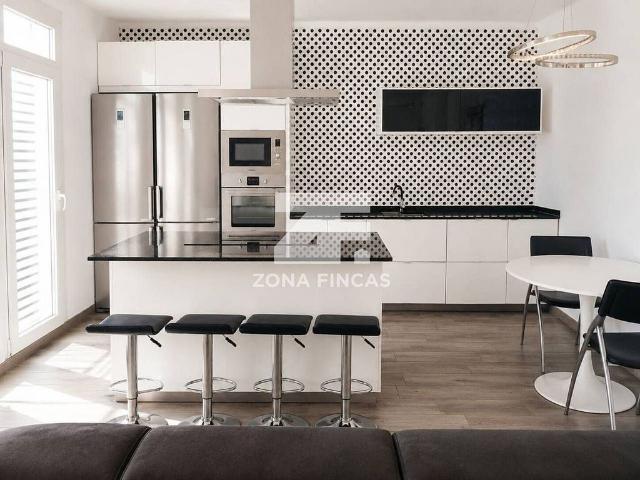 Casa en venta en calle De la Sardana, Badalona, de 140 m² 3 habitaciones por 339.000