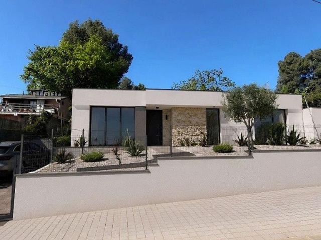 Casa en venta en calle De Lalbiol, Rubí, de 536 m² 3 habitaciones por 342.760
