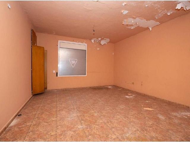 Casa en venta en calle De L'escultor Clarà, Terrassa, de 115 m² 3 habitaciones por 116.000