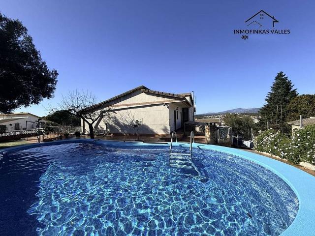 Casa en venta en calle De Sant Eduard, Lliçà de Vall, de 300 m² 6 habitaciones por 650.000