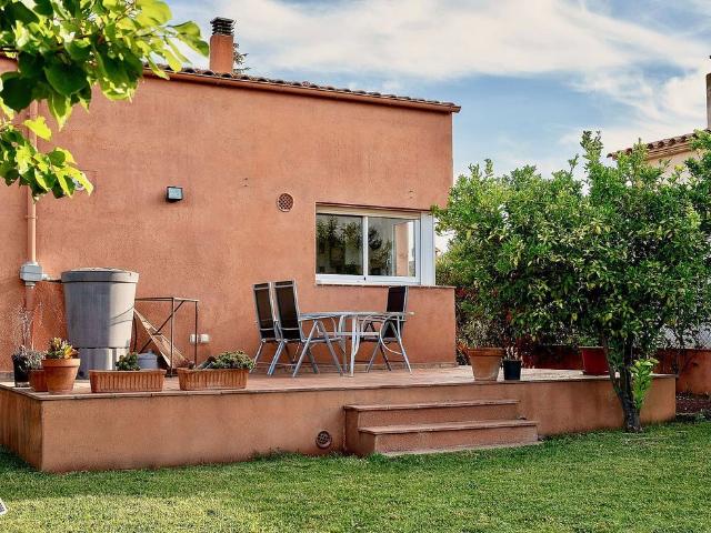Casa en venta en calle De Terrades, Navata, de 100 m² 3 habitaciones por 450.000