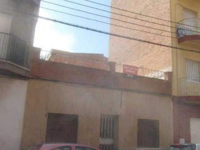 Casa en venta en calle Del Rosselló, Sabadell, de 56 m² 2 habitaciones por 82.000