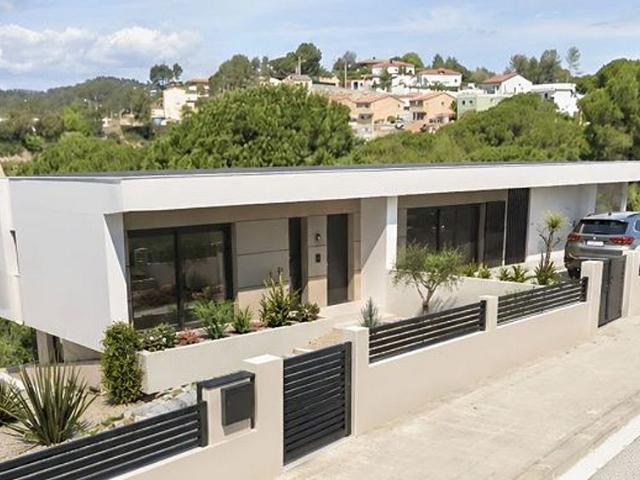 Casa en venta en calle D'ernest Hemingway, Rubí, de 575 m² 3 habitaciones por 340.900