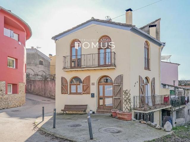 Casa en venta en calle D'olot, Tortellà, de 112 m² 2 habitaciones por 240.000