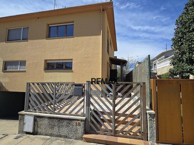 Chalet en venta en calle Isaac Albéniz, Olot, de 81 m² 3 habitaciones por 246.000