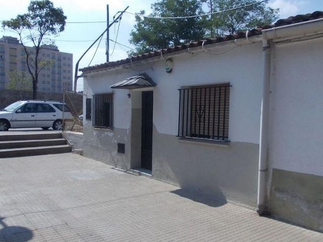 Casa en venta en calle Joan Amades, Barbera del Vallès, de 77 m² 2 habitaciones por 162.000