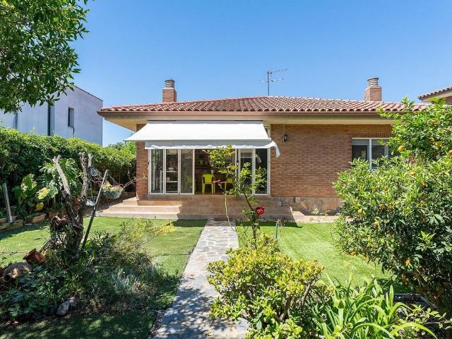 Casa en venta en calle Joan Bardina, Cambrils, de 210 m² 4 habitaciones por 799.000