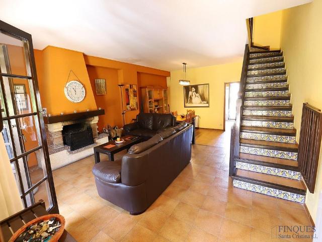 Casa en venta en calle Joan Miró, Santa Cristina d´Aro, de 108 m² 4 habitaciones por 340.000 €