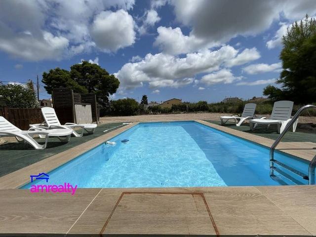 Casa en venta en calle L'havana, Deltebre, de 350 m² 8 habitaciones por 395.000 €
