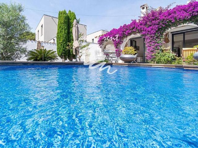 Casa en venta en calle Pení, Castelló d´Empúries, de 139 m² 4 habitaciones por 569.000