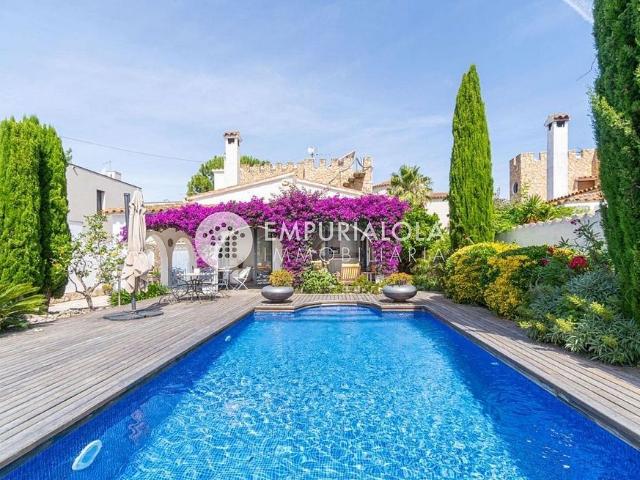 Casa en venta en calle Pení, Castelló d´Empúries, de 201 m² 4 habitaciones por 569.000