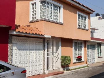 Casa en Venta en calle privada en Lomas Estrella