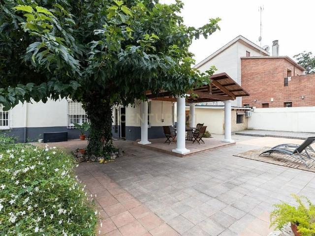 Casa en venta en calle Quatre, Santa Perpètua de Mogoda, de 150 m² 3 habitaciones por 399.000