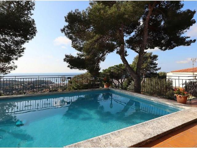 Casa en venta en calle Santiago Rusiñol, Lloret de Mar, de 195 m² 6 habitaciones por 699.000