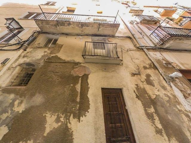 Casa en venta en calle Tomàs Caylà, Valls, de 145 m² 3 habitaciones por 16.000