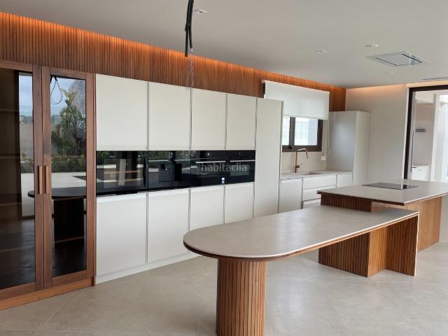Casa en venta en Calp, Marisol Park Ortembach Los Almendros. Descubra su nuevo hogar en Calpe con esta espectacular villa moderna situada en una de las zonas residenciales maacutes cotizadas.