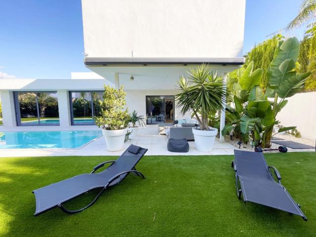 Casa en venta en Calp, Marisol Park Ortembach Los Almendros. Casas.