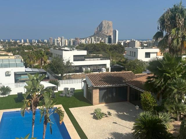 Casa en venta en Calp, Pueblo. Villa de lujo renovada Casa de huéspedes en una enorme parcela de 2,100 m. Casas.