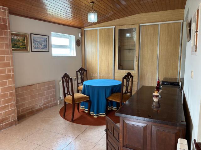 Casa en venta en Cambre. Casa con jardín y amplia planta baja polivalente. Casas.
