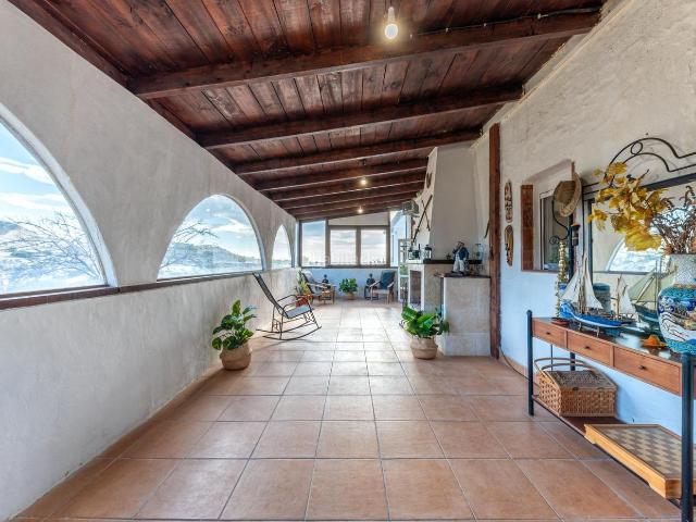 Casa en venta en Campello el, Pueblo Acantilado Lanuza. Vista al mar excepcional, a un precio sin rival. Casas Campello.
