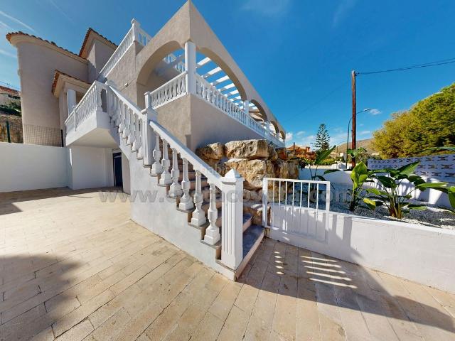 Casa en venta en Campello el, Pueblo Acantilado Lanuza. Chalet renovado y moderno a pocos minutos del mar en El Campello. Casas Campello.