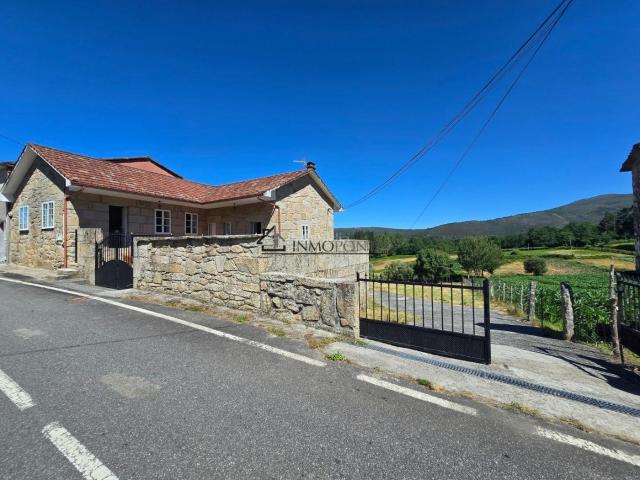 Casa en venta en Campo Lameiro. Casa de piedra totalmente reformada con amplia finca Lista para entrar a vivir Se vende casa de piedra del país, completamente re. Casas Campo.