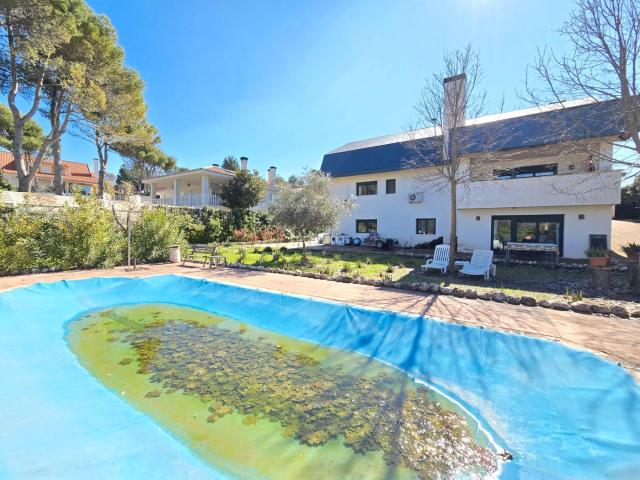 Casa en venta en Campo Real. Casa independiente en venta en Urb. Montehermoso. Casas Campo.