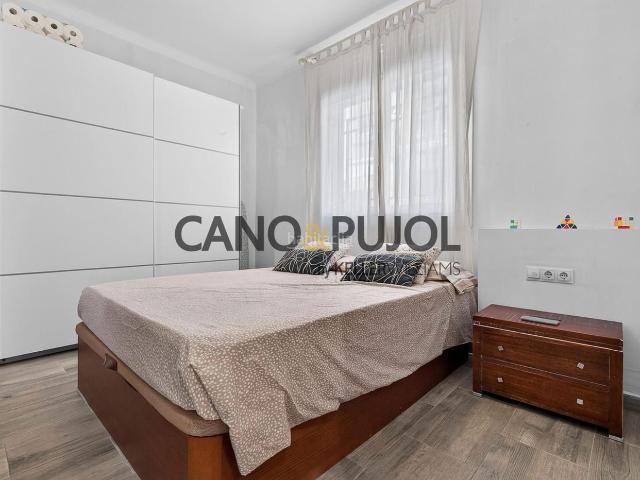 Casa en venta en Canovelles. Vivienda de una sola planta, tipo casa de pueblo entre medianeras, con una distribución muy cómoda y un gran potencial. Casas.