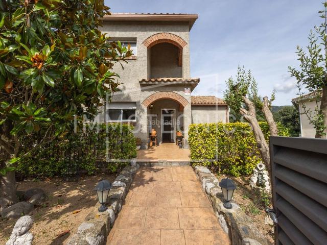 Casa en venta en Cànoves i Samalús. Exclusiva vivienda con vistas al Montseny y espacio independiente. Casas Cànoves i.