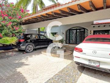 Casa en Venta en Cancún en Zona Hotelera con 6 Habitaciones y Alberca