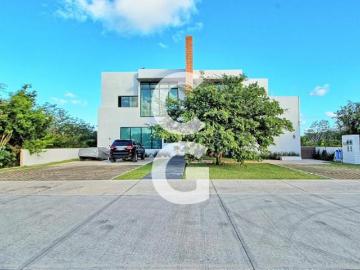 Casa en Venta en Cancun en Residencial Country Club Frente al Lago