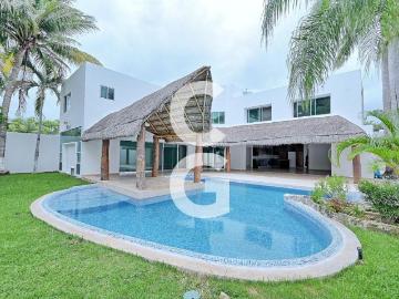 Casa en Venta en Cancun en Residencial Las Quintas Alamos con Alberca y Amplio Jard?n