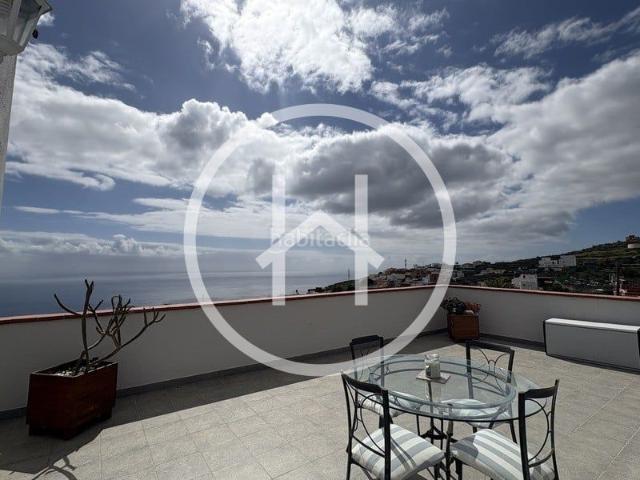 Casa en venta en Candelaria, Barranco Hondo. Vivienda con dos apartamentos, gran garaje y alto potencial de inversión. Casas.