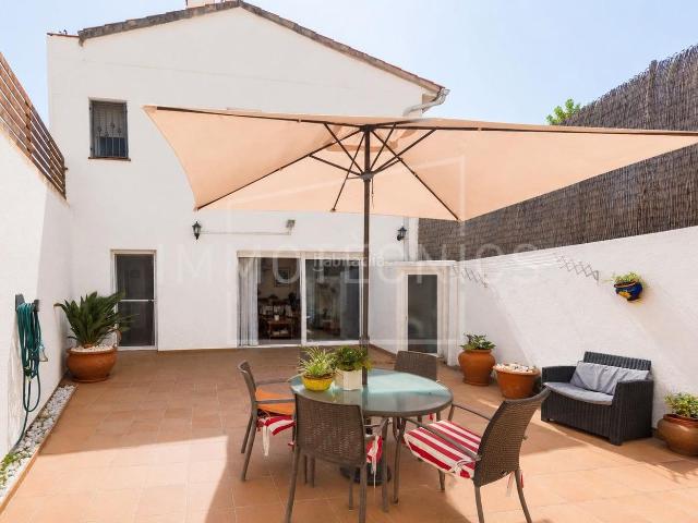 Casa en venta en Canet de Mar. Casa de 208 m2 con espectacular patio privado de 50 m2, garaje para 2 coches y sol todo el día. Casas Canet de.