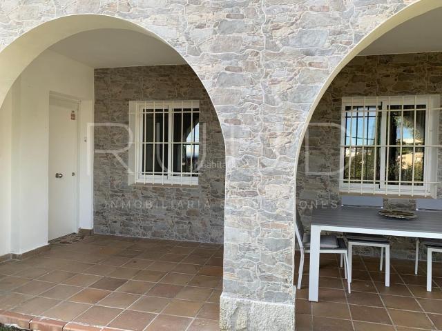Casa en venta en Canet de Mar. Exclusiva casa esquinera en una planta Canet de Mar. Casas Canet de.